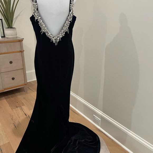 Beautiful with tags Black Velvet and Rhinestone evening gown - Picture 4 of 5
